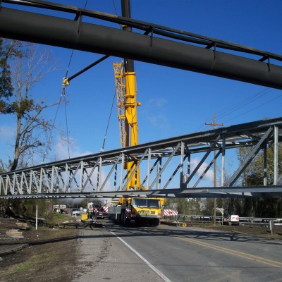 100_0571_SettingPipeRackBridge